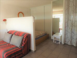 Room - Charming Air-Conditioned Apartment with Parking, Terrace, Veranda, and Full Amenities (Cap d'Agde naturisme)