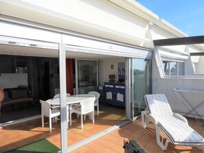 Outdoor dining - Charming Air-Conditioned Apartment with Parking, Terrace, Veranda, and Full Amenities (Cap d'Agde naturisme)