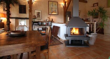 Gßte familial avec terrasse panoramique et cheminée, idéal pour randonnées prÚs de Retournac