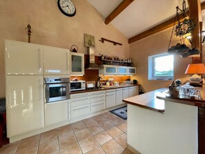 Kühlschrank, Mikrowelle, Geschirrspüler, Hochstuhl