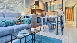 A modern living room with a sofa, a coffee table, and a bear decoration. - Tignes - Apartment for 4, south balcony, TV Orange, wifi (Tignes)