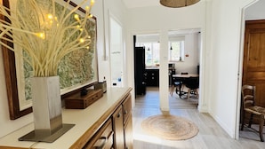 Een moderne keuken met een houten aanrecht, een vaas met verlichting en een hangende lamp.