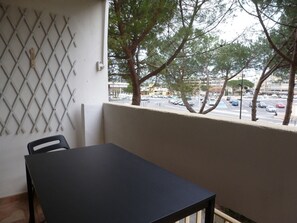 Outdoor dining - Bright T2 with Balcony near the Thermal Baths (Balaruc-les-Bains)