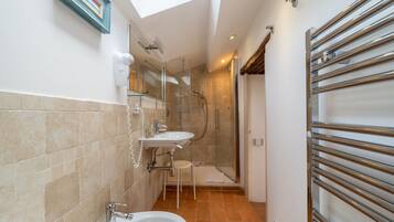 Doccia, asciugacapelli, bidet, asciugamani