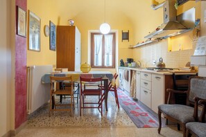 Fridge, oven, stovetop, coffee/tea maker