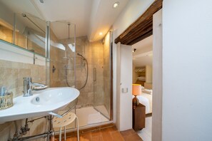 Douche, sèche-cheveux, bidet, serviettes fournies