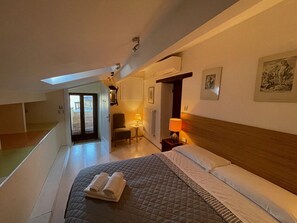 3 bedrooms, desk, iron/ironing board, travel cot
