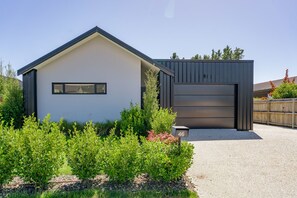 Exterior - Northlake Hideaway - Wanaka Holiday Home (Wanaka)