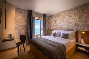 Caja fuerte, escritorio, cortinas opacas y wifi gratis