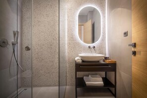 Shower, hair dryer, slippers, towels - DUNATOVI DVORI Heritage Hotel (Preko)