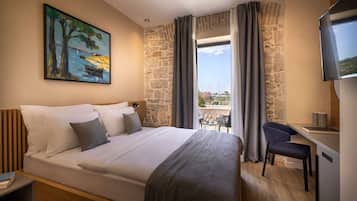 Dubbelrum | VÀrdeförvaringsskÄp pÄ rummet, skrivbord och mörklÀggningsgardiner