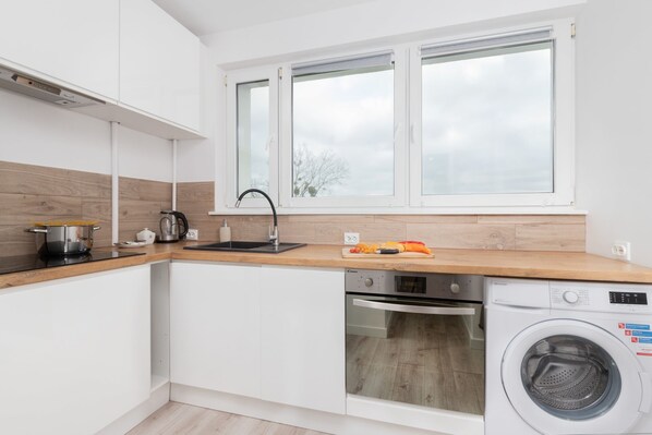 Fridge, oven, stovetop, dishwasher