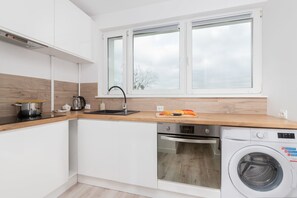 Fridge, oven, stovetop, dishwasher