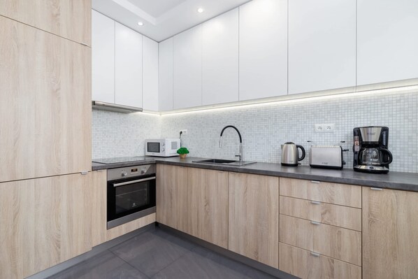 Fridge, microwave, oven, stovetop - Bunsha 26 | Elegancki Apartament | Parking (Kraków)
