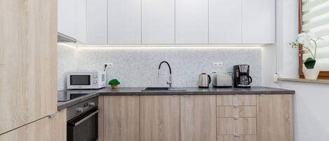 Frigorífico, microondas, horno y placa de cocina