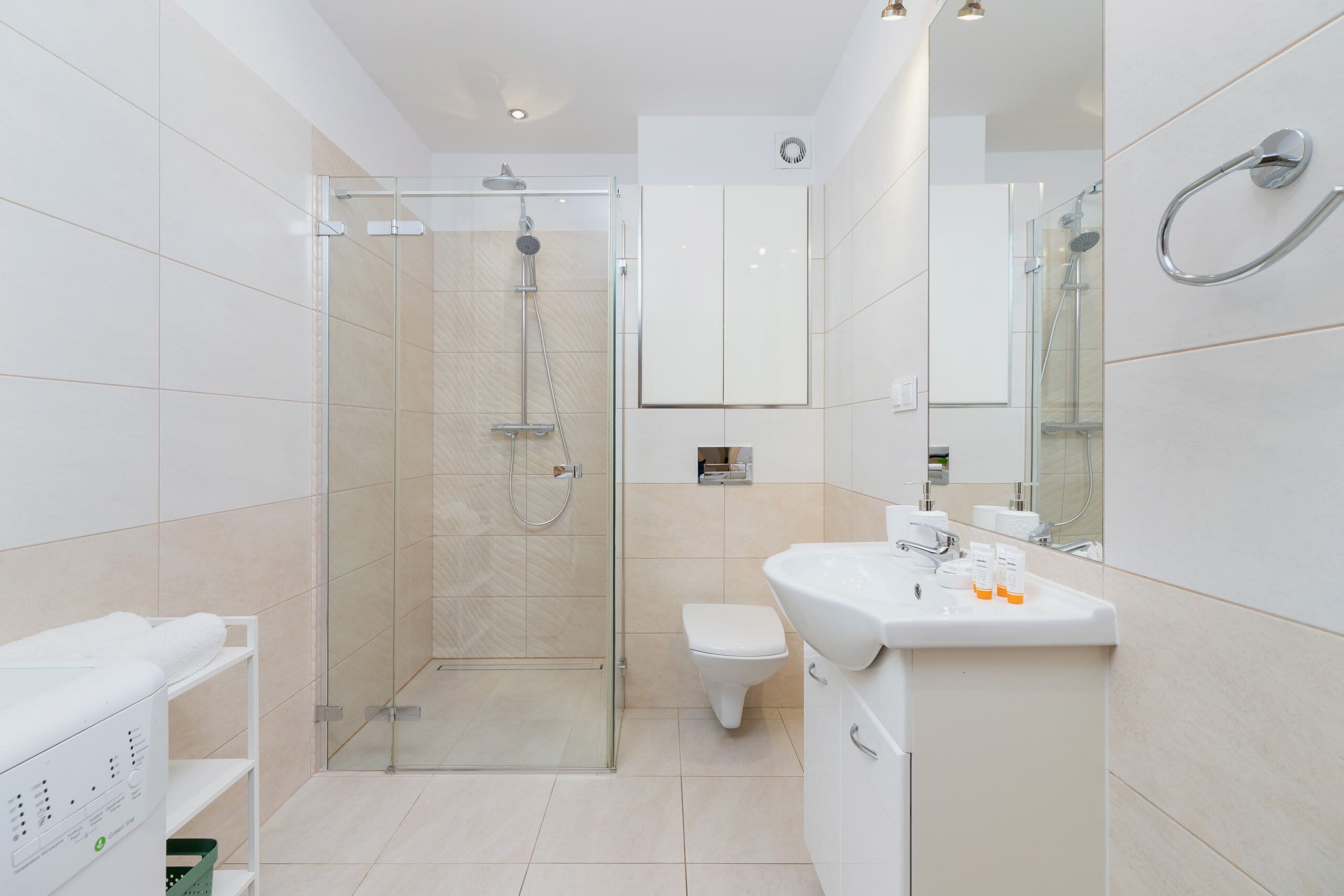 Een douche, gratis toiletartikelen, shampoo