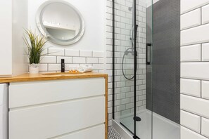 Shower, shampoo