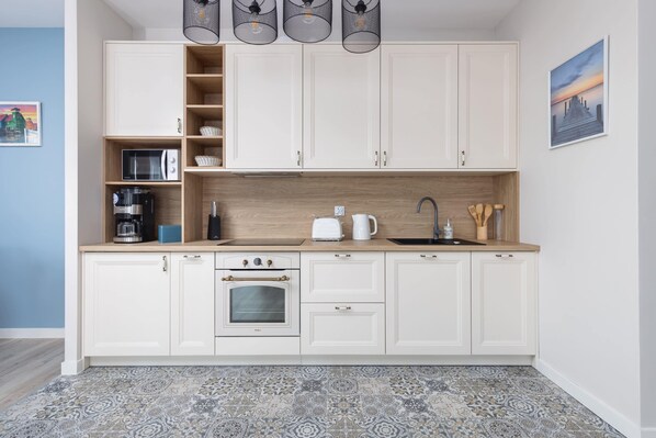 Réfrigérateur, four à micro-ondes, un four, surface de cuisson