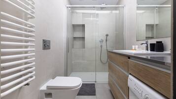 Shower, shampoo