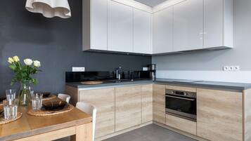 Coffee/tea maker, fridge, oven, stovetop