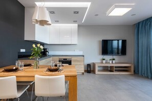 Réfrigérateur, four, plaque de cuisson, cafetière/bouilloire