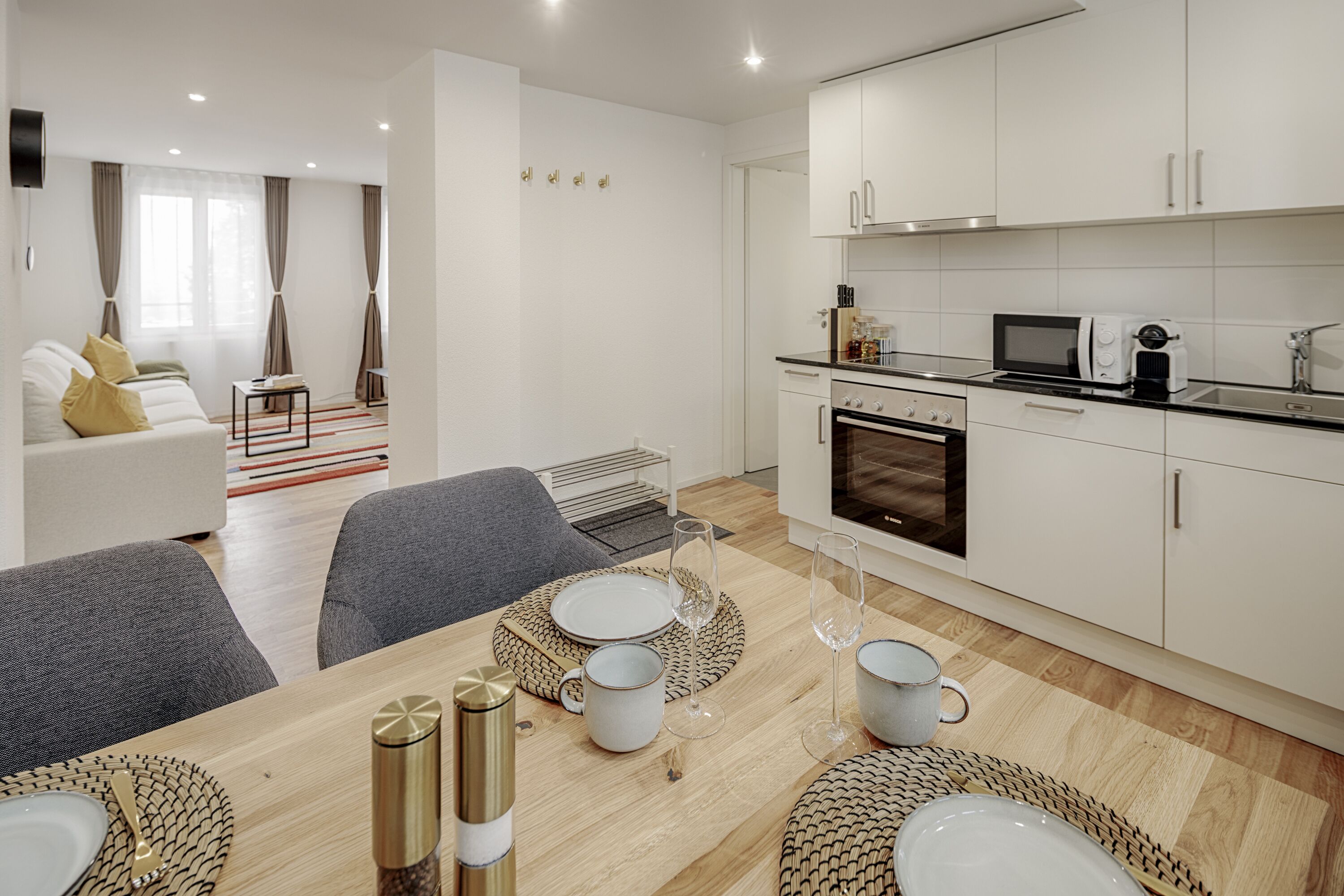 Un apartamento moderno con comedor, cocina y sala de estar.