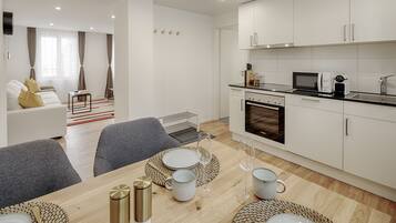 Un apartamento moderno con comedor, cocina y sala de estar.