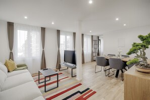 特级套房 | 埃及棉床单、高档床上用品、记忆海绵床垫、办公桌