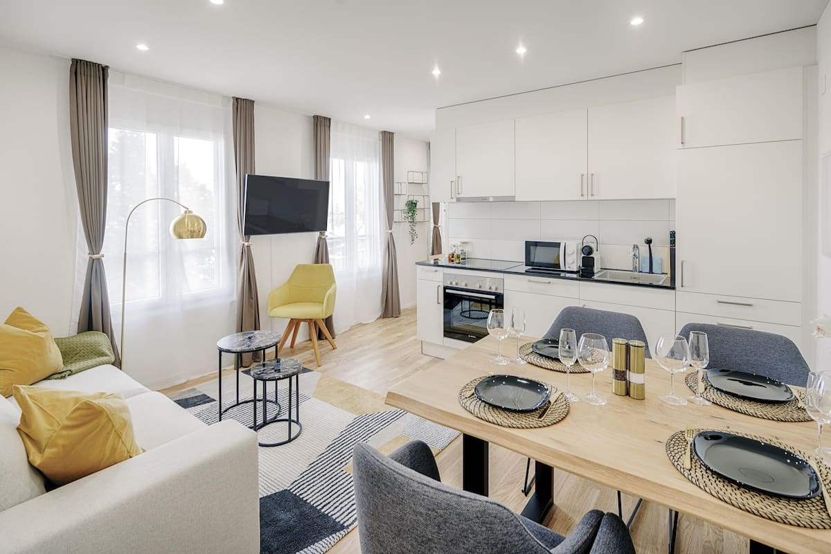 Suite Premier | Cucina privata | Frigorifero con congelatore, microonde, forno, piano cottura