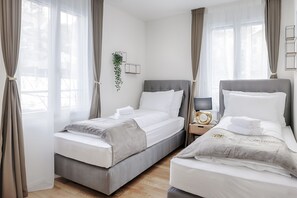 Business Suite | Egyptian cotton sheets, premium bedding, memory foam beds, desk - VISIMO Apartments St Georgen-Strasse St Gallen - Design City Nature (St. Gallen)
