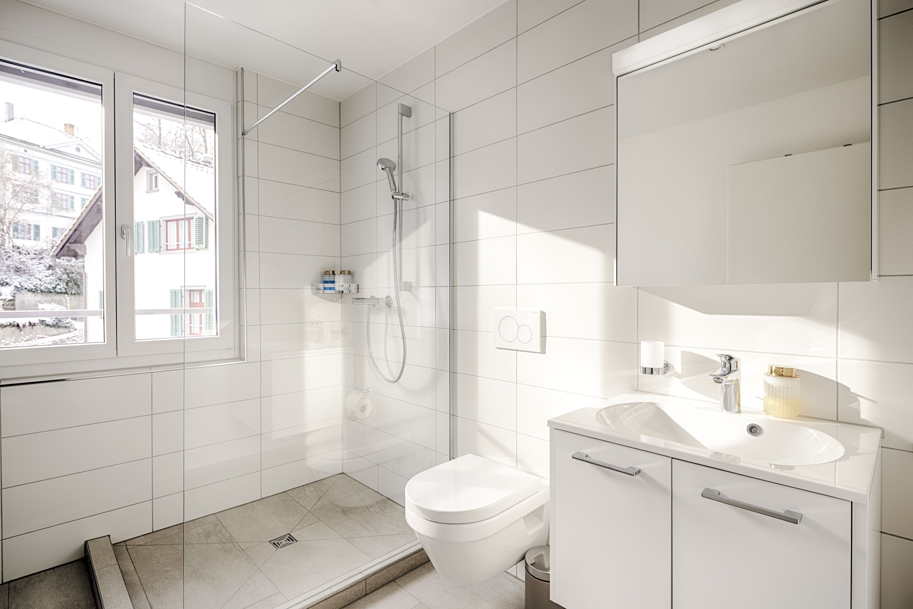 Business suite | Badkamer | Een douche, een haardroger, vloerverwarming, handdoeken