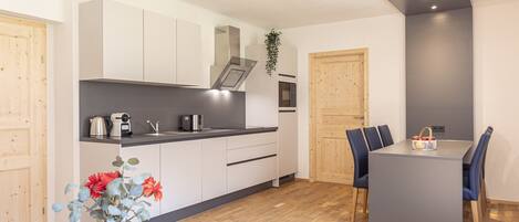 Réfrigérateur, micro-ondes, plaque de cuisson, lave-vaisselle