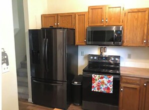 Réfrigérateur, four à micro-ondes, un four, surface de cuisson