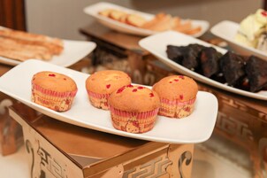 Una bandeja con cupcakes de Hello Kitty sobre un plato blanco.