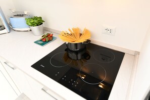 Kühlschrank, Mikrowelle, Ofen, Geschirrspüler