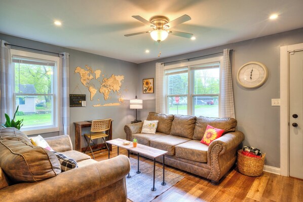 Téléviseur connecté, foyer, livres, écran d’ordinateur