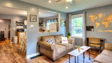 Una Smart TV, una chimenea, libros, una pantalla de ordenador