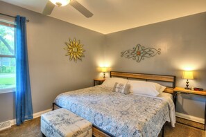 2 chambres, coffre-fort, bureau, fer et planche à repasser