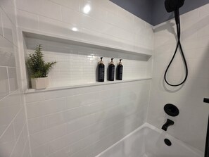 Dusche, Haartrockner, Handtücher, Seife