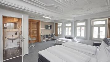 Classic Triple Room | Hypo-allergenic bedding, in-room safe, desk, free WiFi