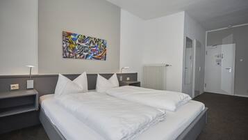 Hypo-allergenic bedding, in-room safe, desk, free WiFi