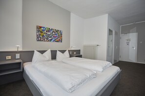 Classic Double Room | Hypo-allergenic bedding, in-room safe, desk, free WiFi - Hotel Schlemmer Victors Restaurant (Montabaur)