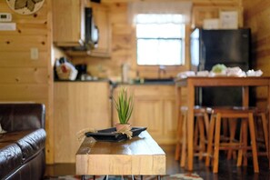 Smart TV, fireplace - Down Time-Honeymoon/Couples/Hot Tub (Broken Bow)
