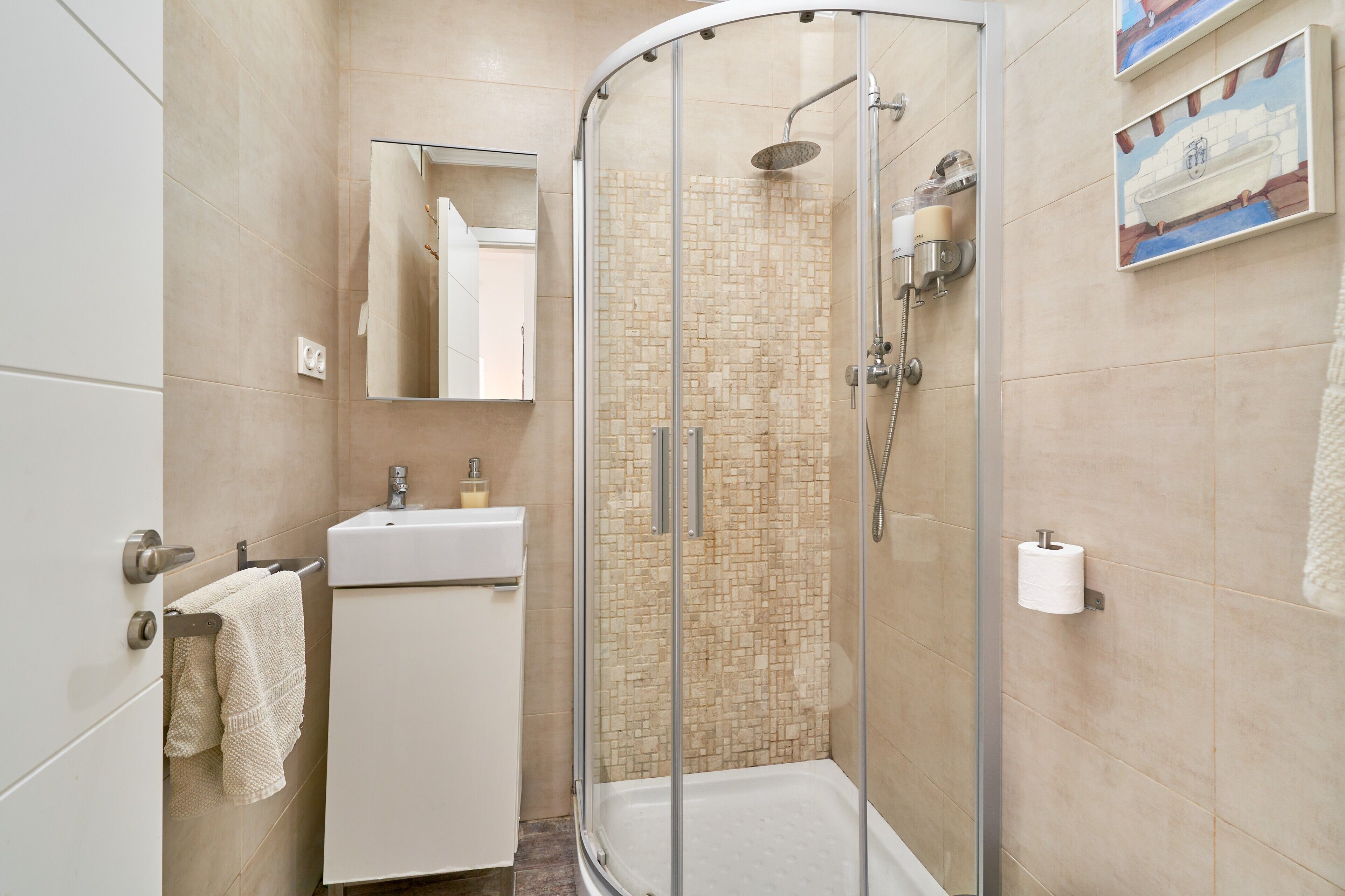 Dusche, Haartrockner, Handtücher