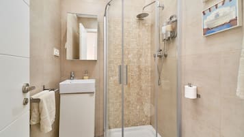 Dusche, Haartrockner, Handtücher