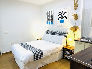 Tabla de planchar con plancha, wifi gratis y ropa de cama 