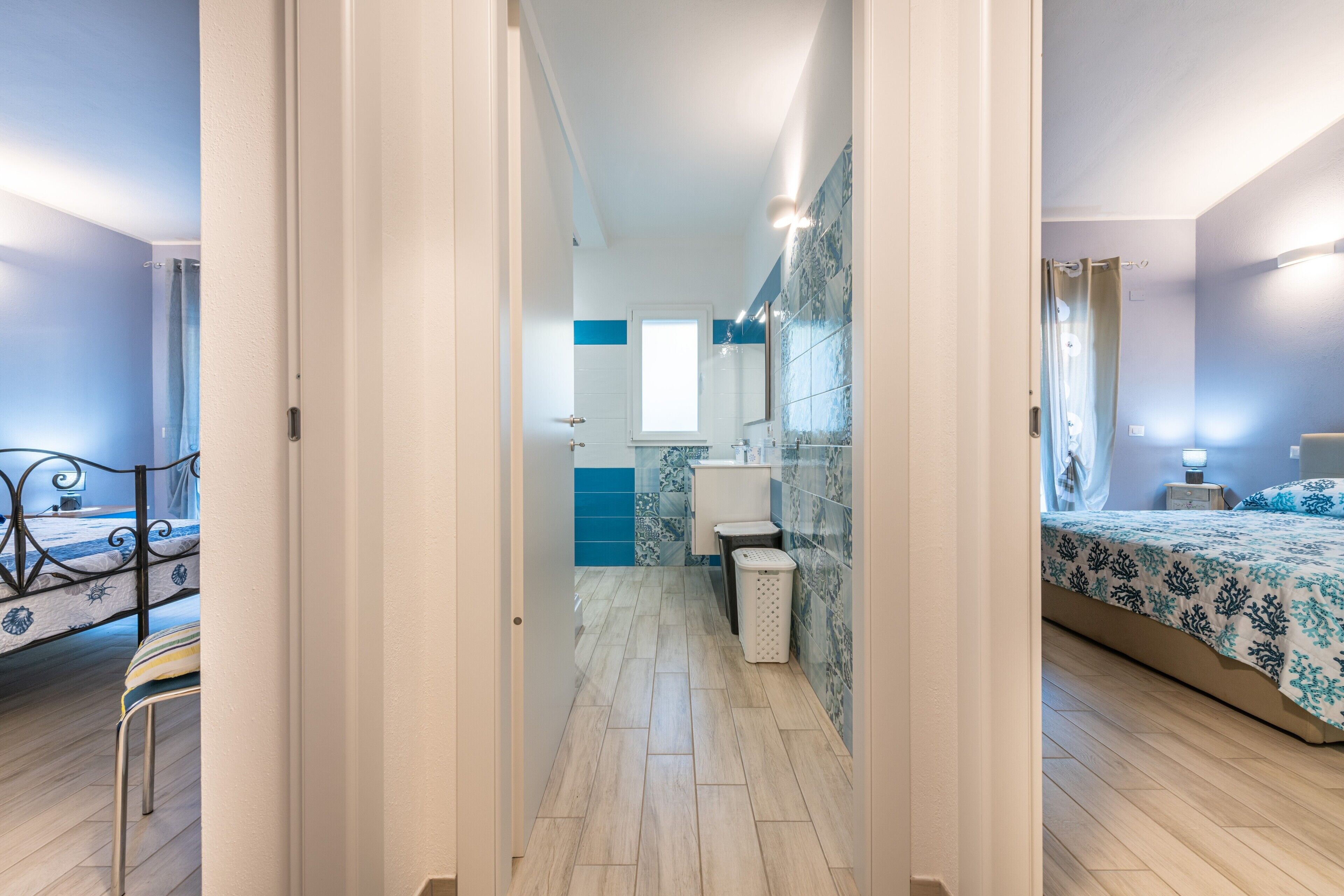 2 habitaciones, tabla de planchar con plancha y ropa de cama 