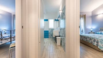 2 habitaciones, tabla de planchar con plancha y ropa de cama