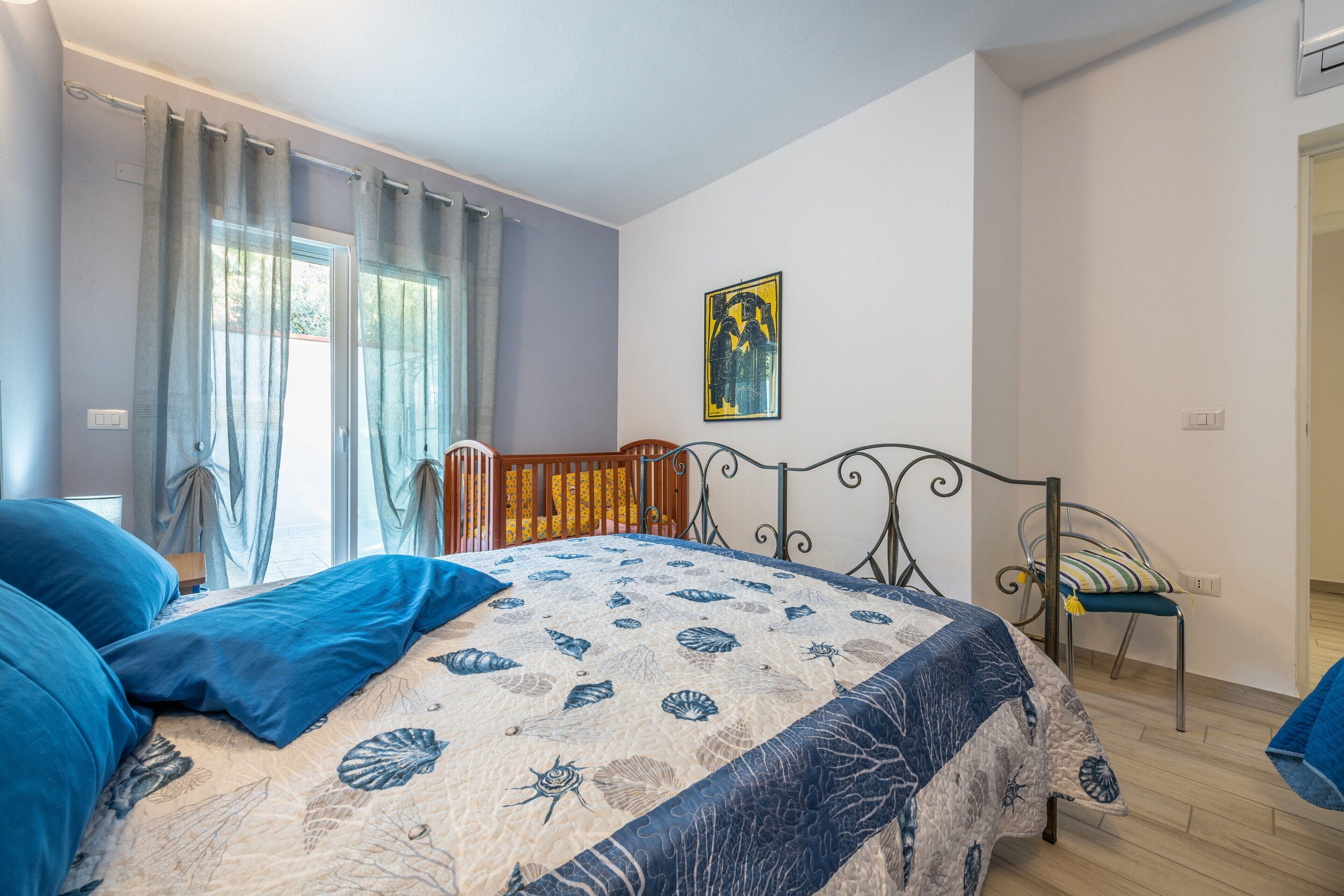 2 quartos, ferros/tábuas de passar roupa, roupa de cama