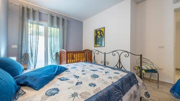 2 quartos, ferros/tábuas de passar roupa, roupa de cama